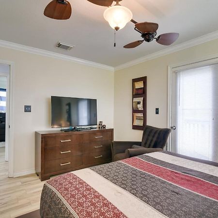 Galveston Escape With Entertainment Patio And Deck! Villa ภายนอก รูปภาพ